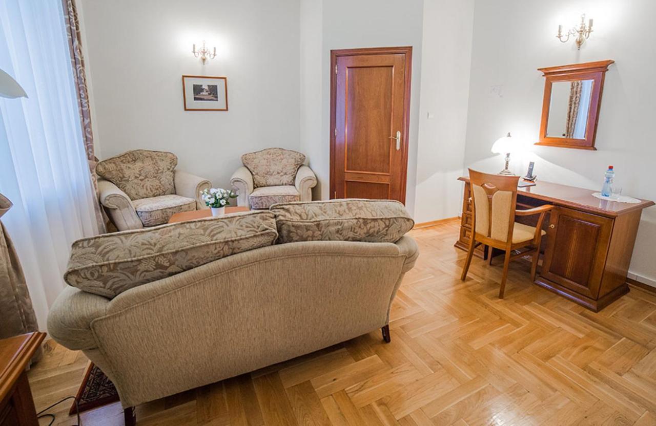 Palac Pod Kampinosem - Blisko Warszawy Leszno  Экстерьер фото