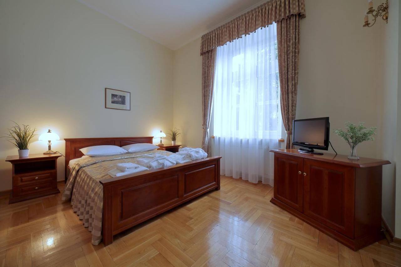 Palac Pod Kampinosem - Blisko Warszawy Leszno  Экстерьер фото